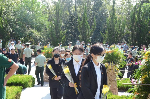 我校组织学生参加淮南市烈士公祭日活动
